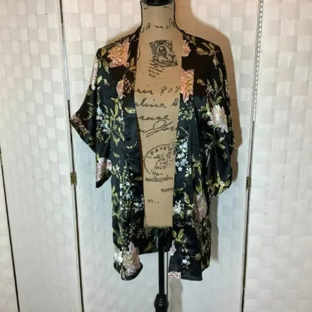 NWT accessory street black floral kimono one size